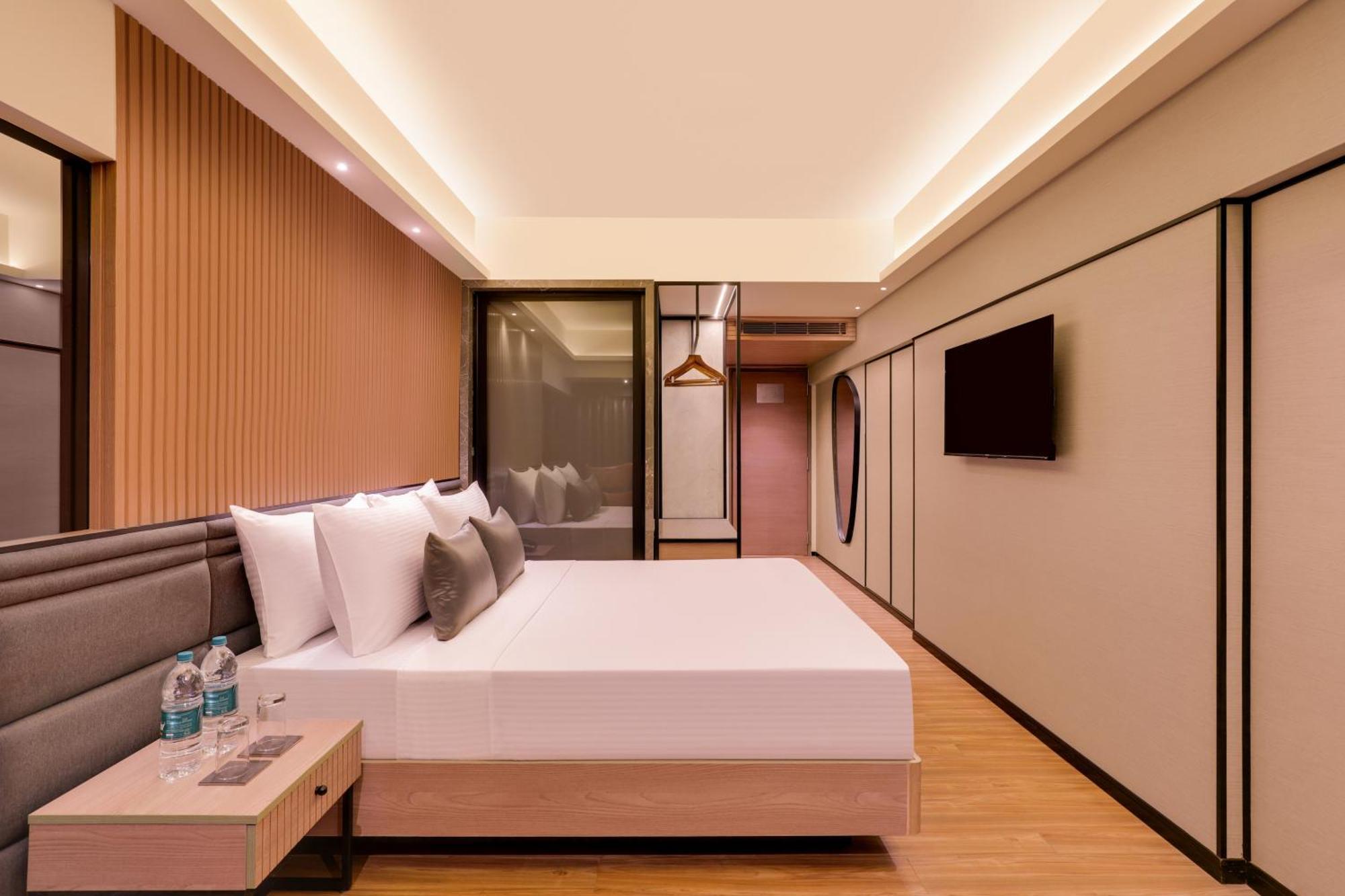 Executive Queen Room on Laundry service,1566935489:JPEG